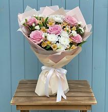 Букет цветов из:  Гвоздики, Орхидеи и Розы в Малое Карасево