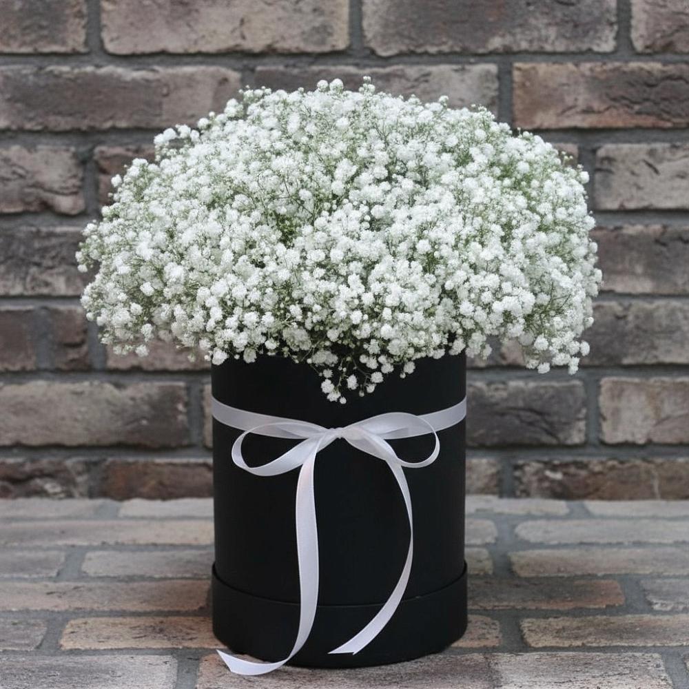 Цветочная композиция из Гипсофила в шляпной коробке в Малое Карасево