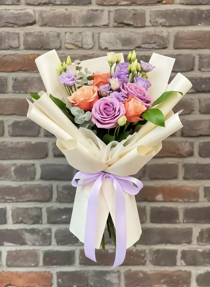 Букет цветов из: Лизиантусы и Розы в Малое Карасево