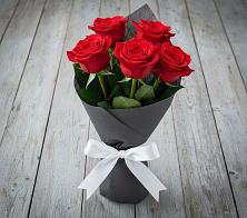 Букет 5 Красных роз Эдлесс Лав в Малое Карасево
