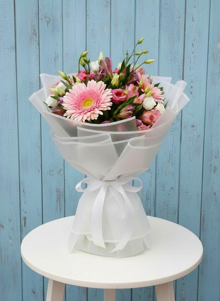 Букет цветов из: Герберы, Альстромерии и Лизиантусы в Малое Карасево