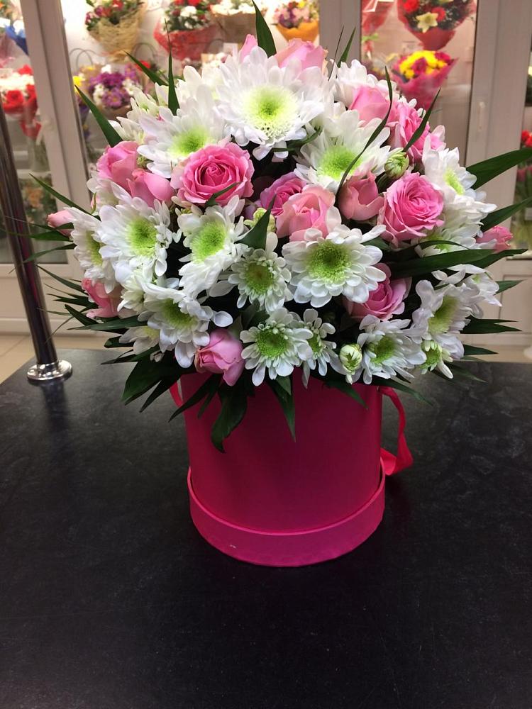 Цветочная композиция из Розы и Хризантемы в шляпной коробке в Малое Карасево