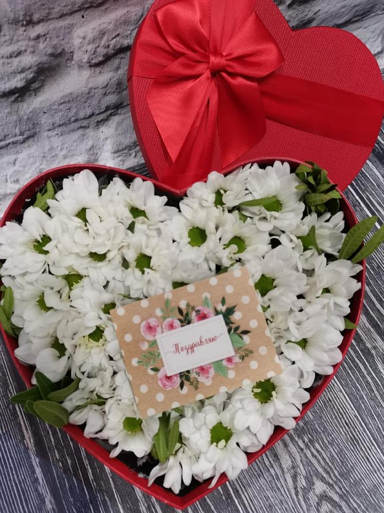 Цветочная композиция из Хризантемы в виде сердца в Малое Карасево