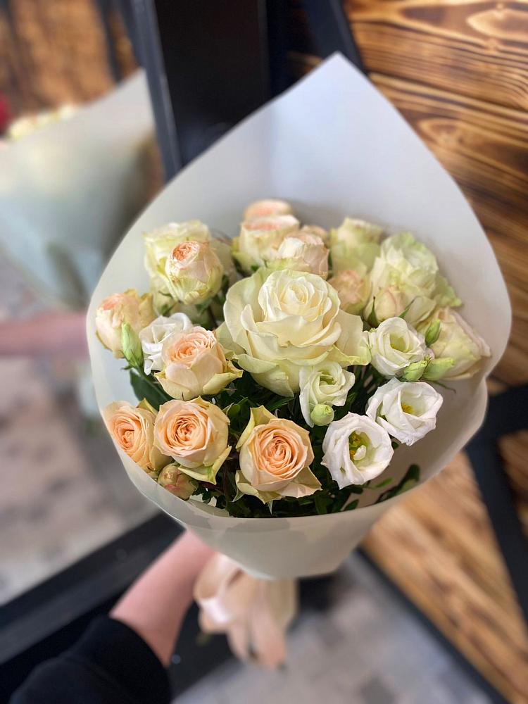 Букет цветов из: Розы и Лизиантусы в Малое Карасево